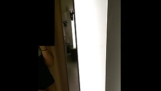 Mlada plavuša sa simpatičnim curama i sočnom guzicom Darcie Belle domaci porno film zavodi jednog bogatog tipa iz susjedstva