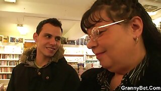 Napaljena milfica Carmen McCarthy jaše kurac u radionici domaci sexi filmovi