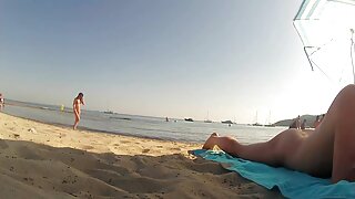 Blijeda djevojka s plavom doma i pornici kosom buši svoju macu crnim dildom