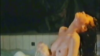 Nauljena brineta se jebe s velikim domaci porno film dildom