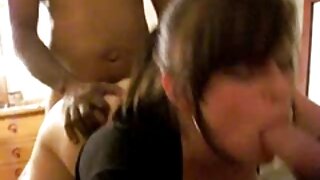 Vatrena dugokosa MILF porno domace dobiva svoj pseći stil