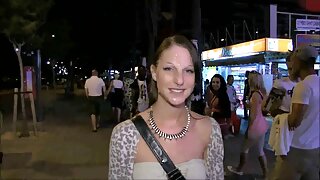Crnka kurva Reika Fujii šeta na javnom mjestu i bljeska sisama domaci sex xxx