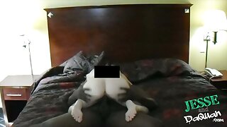 Mlada i seksi tamnokosa kuja Casey Hays masturbira pornodomaci